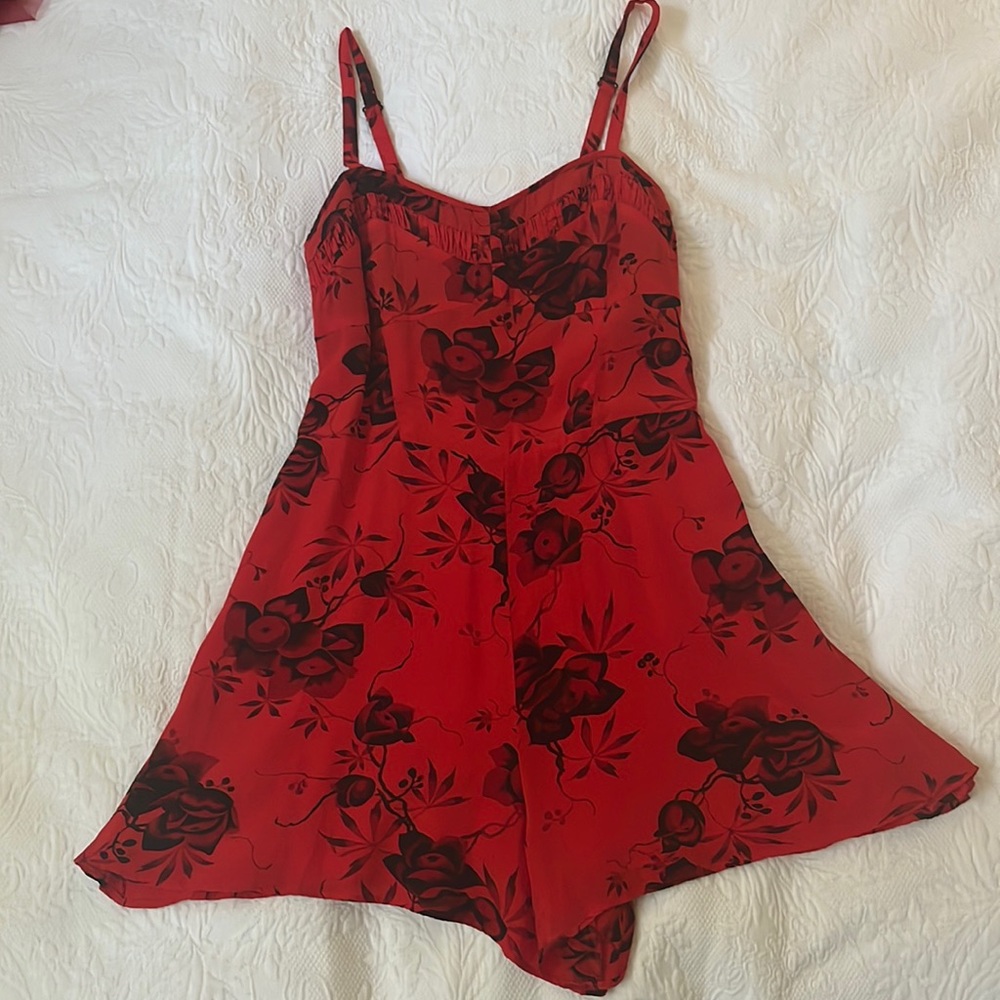 Casual / cute Free people red & black floral romper size 8 w adjustable straps